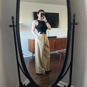 Doen Hilaire pant in desert